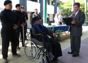 SSP entrega reconocimiento y título honorífico a joven egresado en la licenciatura en SPPC