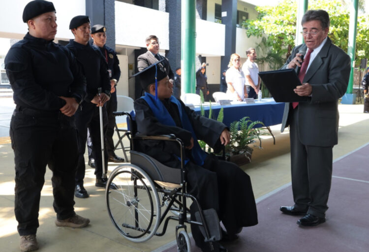 SSP entrega reconocimiento y título honorífico a joven egresado en la licenciatura en SPPC
