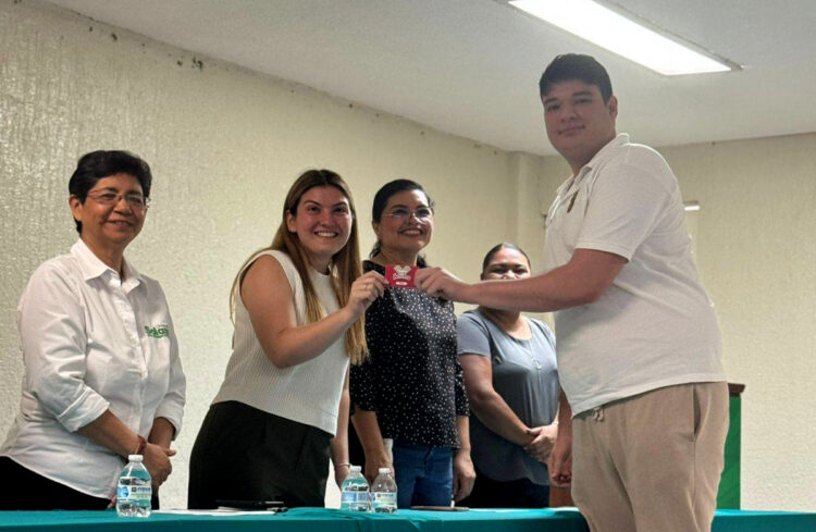 Ayuntamiento de Tapachula entrega tarjetas de descuento del Programa Ánimo