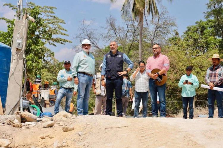 Da seguimiento Angel Torres a trabajos de rehabilitación de colector sanitario colapsado, en el río Sabinal