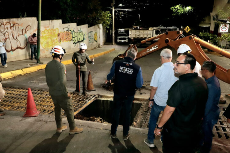 Continúa Ayuntamiento de Tuxtla con trabajos de limpieza en alcantarillas