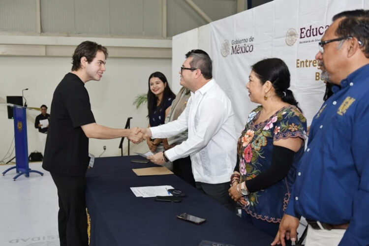 Benefician a estudiantes de la UNACH con la beca Jóvenes Escribiendo el Futuro