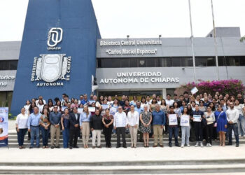 Entregan becas a estudiantes de la UNACH que forman parte del Programa Delfín