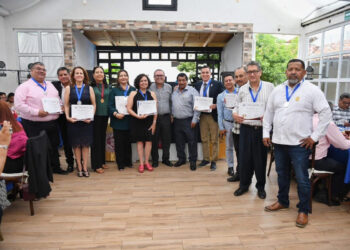 Entrega UNACH preseas a docentes con 25 y 30 años de servicio