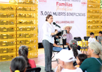 Valeria Rosales entrega aves de traspatio en Villahidalgo