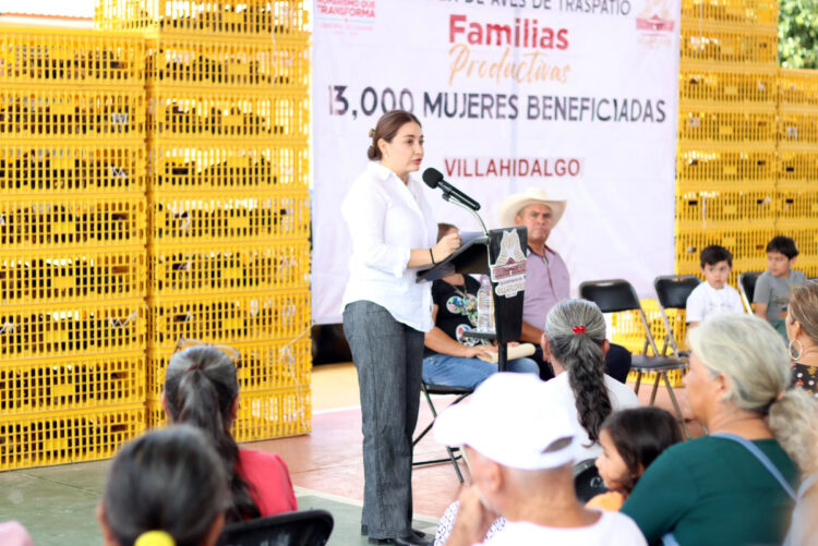 Valeria Rosales entrega aves de traspatio en Villahidalgo
