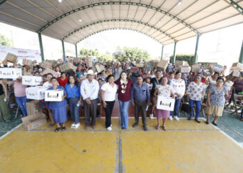 Valeria Rosales entrega paquetes de aves a mujeres en Ignacio Zaragoza