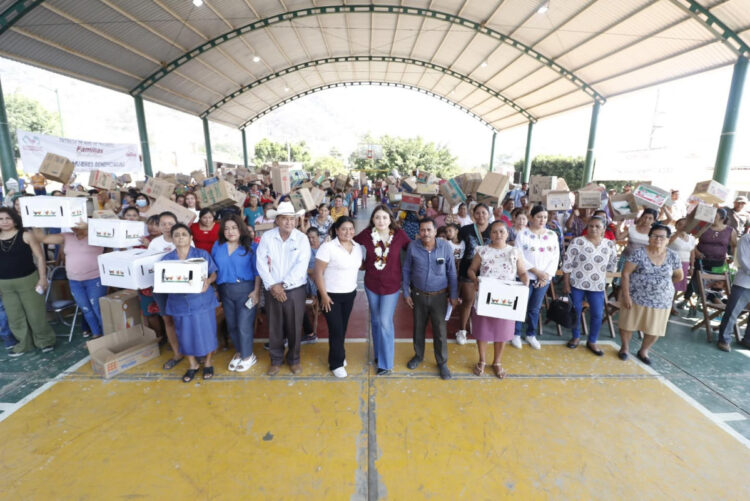 Valeria Rosales entrega paquetes de aves a mujeres en Ignacio Zaragoza