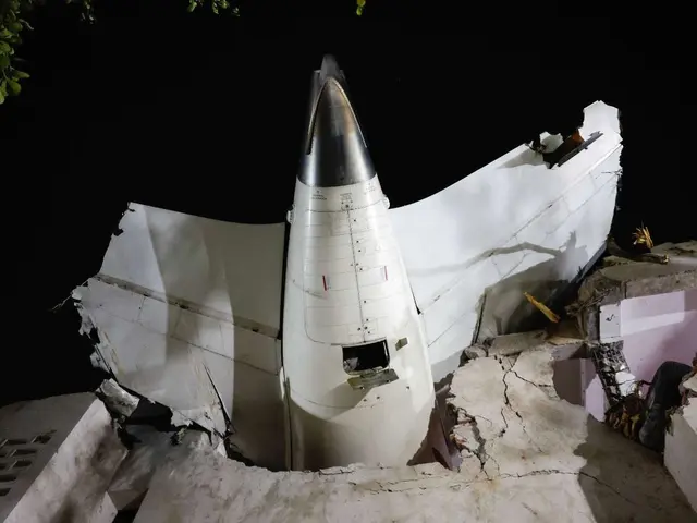 Suman más de 290 muertos tras desplome de avión de Air India