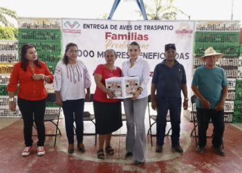 Valeria Rosales entrega aves en La Garza