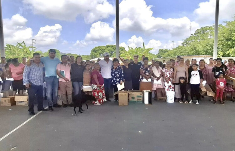 Continúan entregas de pollitas de doble propósito en comunidades de Ocozocoautla