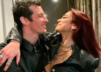 Dua Lipa confirma su compromiso con Callum Turner y habla de su historia de amor