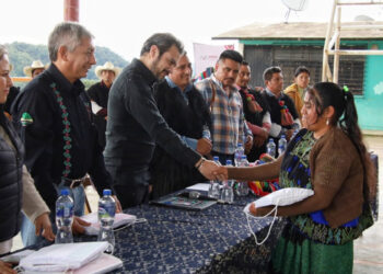 Continúa entrega de la Beca Rosario Castellanos en la región Altos Tsotsil Tseltal