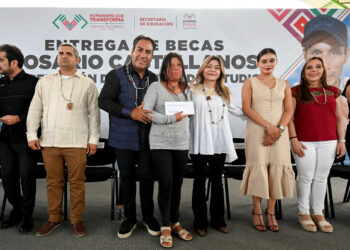 Eduardo Ramírez entrega becas y supervisa círculos de estudio en La Trinitaria y Las Rosas
