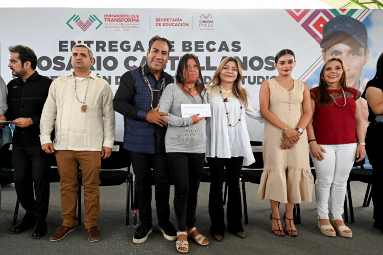 Eduardo Ramírez entrega becas y supervisa círculos de estudio en La Trinitaria y Las Rosas