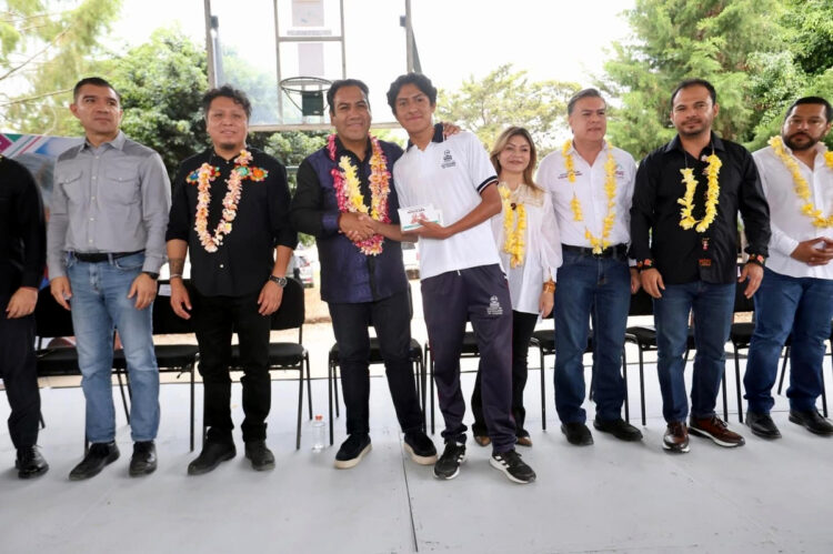 Eduardo Ramírez impulsa infraestructura carretera y alfabetización en La Independencia