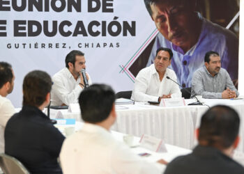 Junto al Gabinete de Educación, Eduardo Ramírez analiza avances del programa Chiapas Puede
