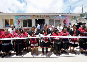 Eduardo Ramírez entrega equipo tecnológico y lleva Internet a planteles del Cobach de la Zona Altos