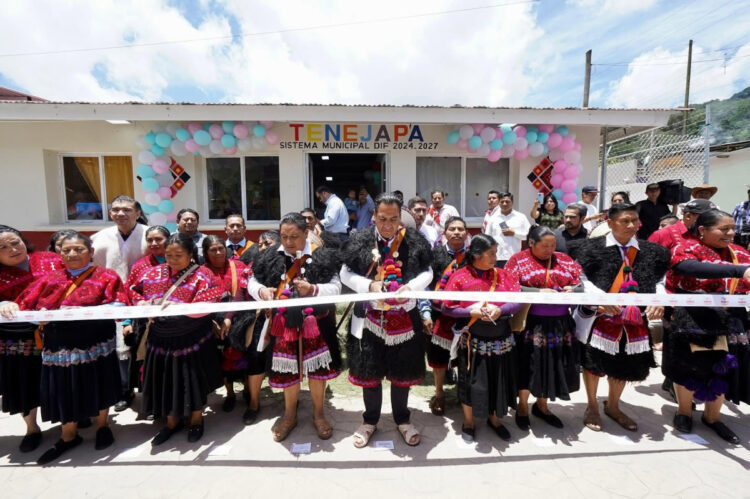 Eduardo Ramírez entrega equipo tecnológico y lleva Internet a planteles del Cobach de la Zona Altos