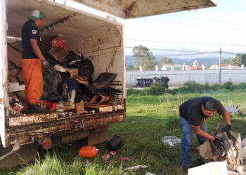 Limpian el estadio de béisbol infantil de San Cristóbal