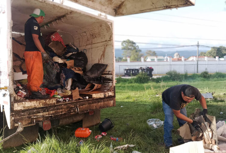 Limpian el estadio de béisbol infantil de San Cristóbal