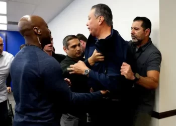 Esposan al senador Alex Padilla… sólo por cuestionar a Kristi Noem en una conferencia