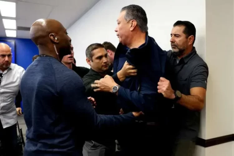 Esposan al senador Alex Padilla… sólo por cuestionar a Kristi Noem en una conferencia