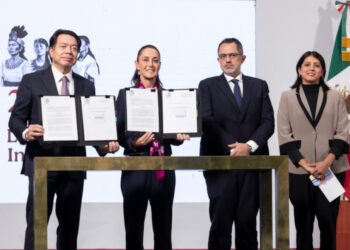 Claudia Sheinbaum firma decretos que mejoran las condiciones laborales del magisterio