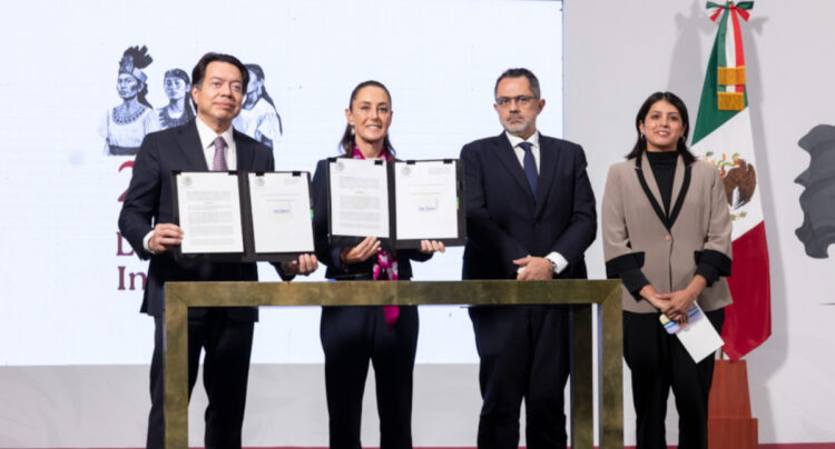 Claudia Sheinbaum firma decretos que mejoran las condiciones laborales del magisterio