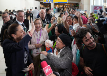 Muchas gracias por todas las ayudas: mexicanos reciben con emoción a la presidenta Sheinbaum en Canadá