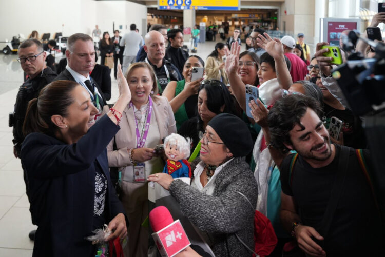 Muchas gracias por todas las ayudas: mexicanos reciben con emoción a la presidenta Sheinbaum en Canadá