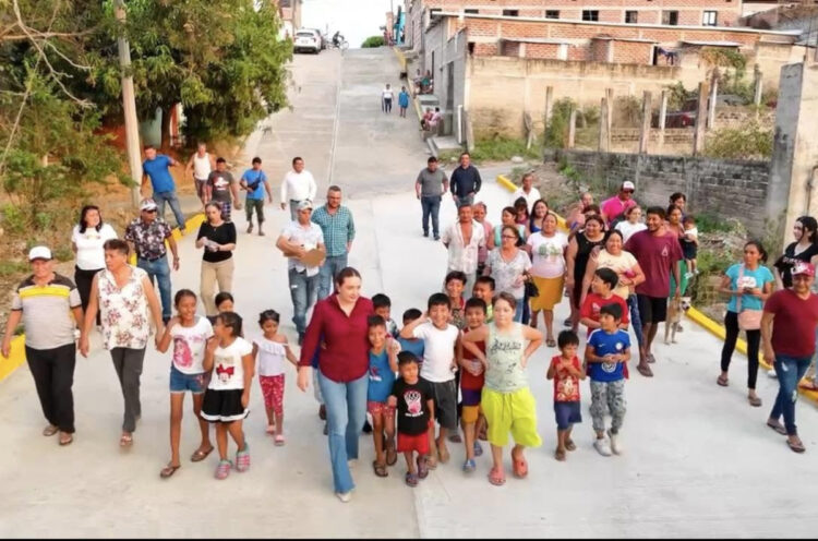 Valeria Rosales continúa con la entrega de calles pavimentadas