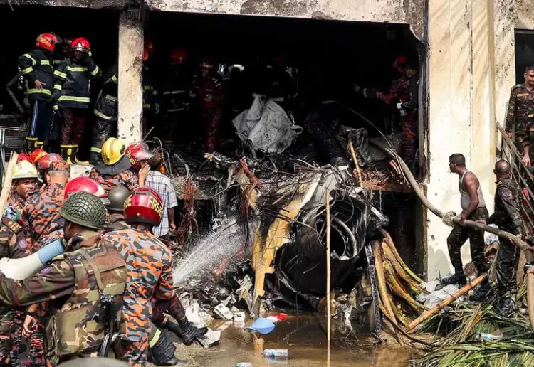 Bangladesh: 16 muertos tras estrellarse un avión militar contra escuela