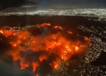 Devastadores incendios en Los Ángeles ya dejan 31 muertos en zonas residenciales