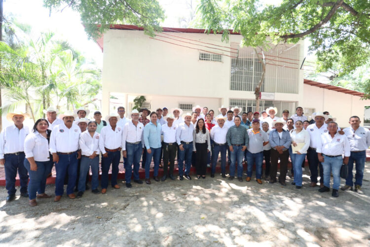 Entregan insumos veterinarios al sector ejidal para combatir el GBG en Chiapas