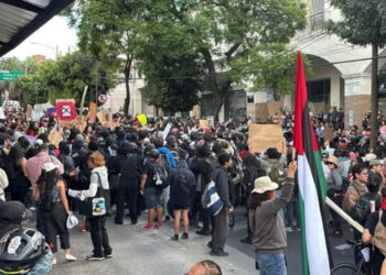 Saldo blanco en marcha contra gentrificación, pero vandalizan museo de la UNAM