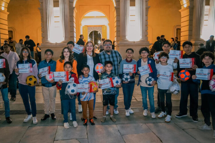 Presidenta municipal entrega 20 becas para el Summer Camp del Atlético de Madrid en SCLC