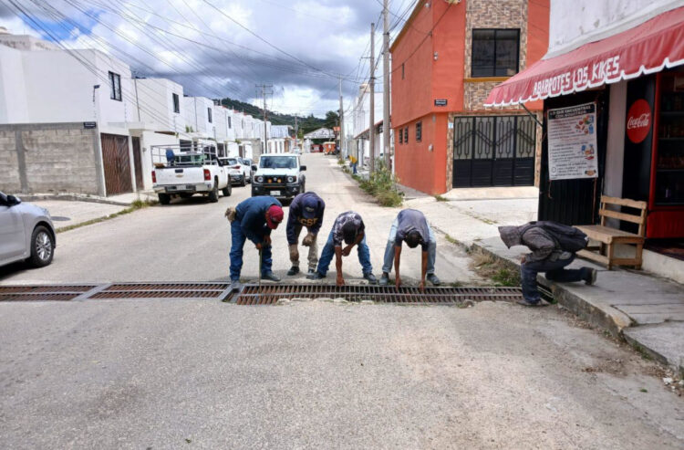 Atienden rejillas pluviales en distintos puntos de San Cristóbal