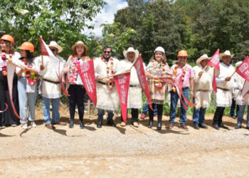 Inicia pavimentación de carretera en la comunidad El Escalón