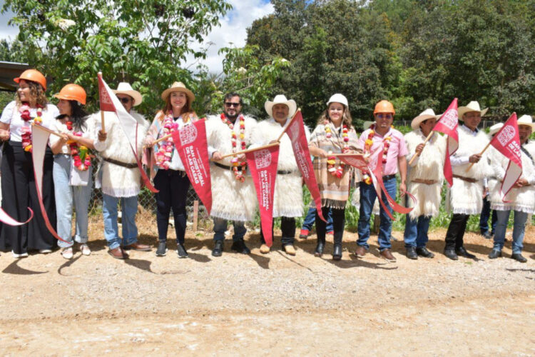 Inicia pavimentación de carretera en la comunidad El Escalón