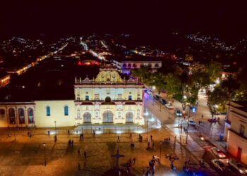 Iluminan monumentos históricos de San Cristóbal
