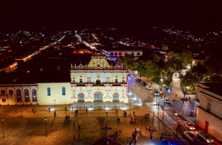 Iluminan monumentos históricos de San Cristóbal