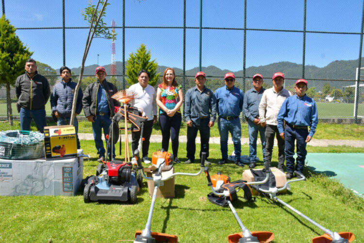 Entrega Fabiola Ricci herramientas para realizar mejoras en los Sedem