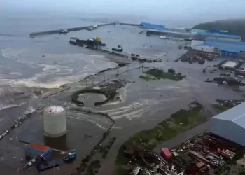 Tsunami en Rusia deja edificios sumergidos bajo el agua
