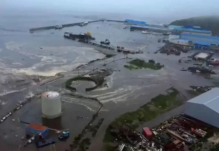 Tsunami en Rusia deja edificios sumergidos bajo el agua