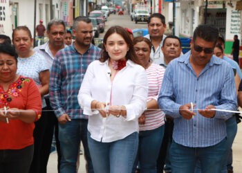 Valeria Rosales entrega nueva calle pavimentada en Villaflores