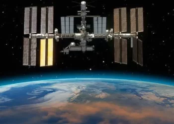 Astronautas inician regreso a la Tierra tras cinco meses en órbita