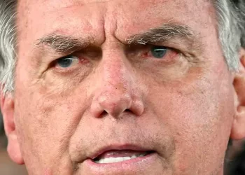 Ordenan arresto domiciliario a Bolsonaro por violar restricciones: le confiscan celular