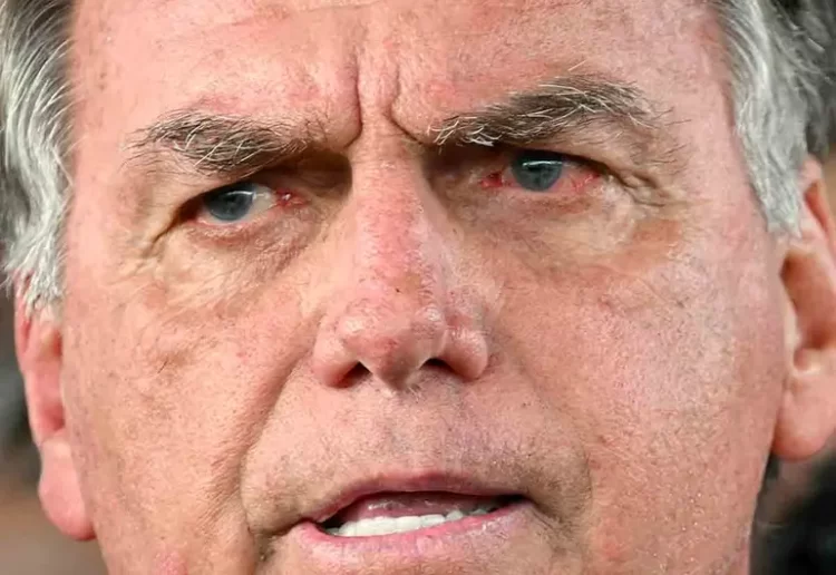 Ordenan arresto domiciliario a Bolsonaro por violar restricciones: le confiscan celular