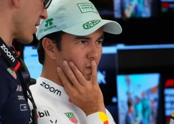 Tachan a ‘Checo’ Pérez de distraído
